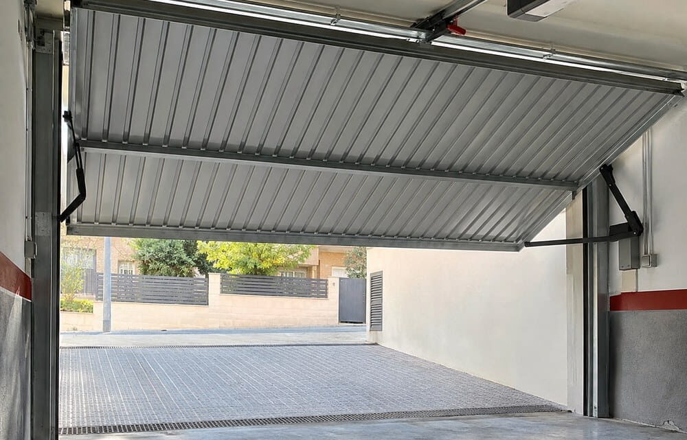 Puertas basculantes automáticas en Torrente